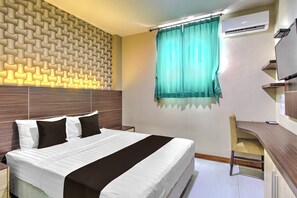Desk, free WiFi, bed sheets - Luxury Deluxe DBL Retreat W/ Free WiFi and Parking (Solo)