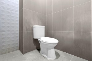 Shower, bidet, towels - Luxury Deluxe DBL Retreat W/ Free WiFi and Parking (Solo)