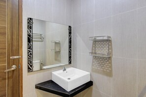 Bathroom - Family Friendly Suite W/Free WiFi Parking and Pool (Solo)