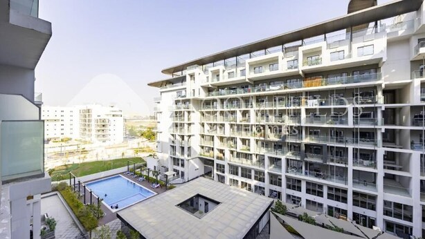 A multi-story hotel with a rooftop pool and a modern architectural design. - Bloomfields Studio Oasis Masdar (Abu Dhabi)