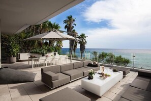Outdoor dining - Luxury Seafront Villa with 2 Private Pools (Carry-le-Rouet)