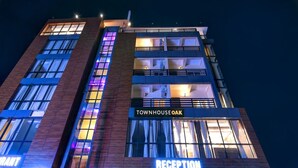 A multi-story hotel with a reception area and a restaurant. - Super Townhouse OAK Bulbuli Neer (Kalyani)