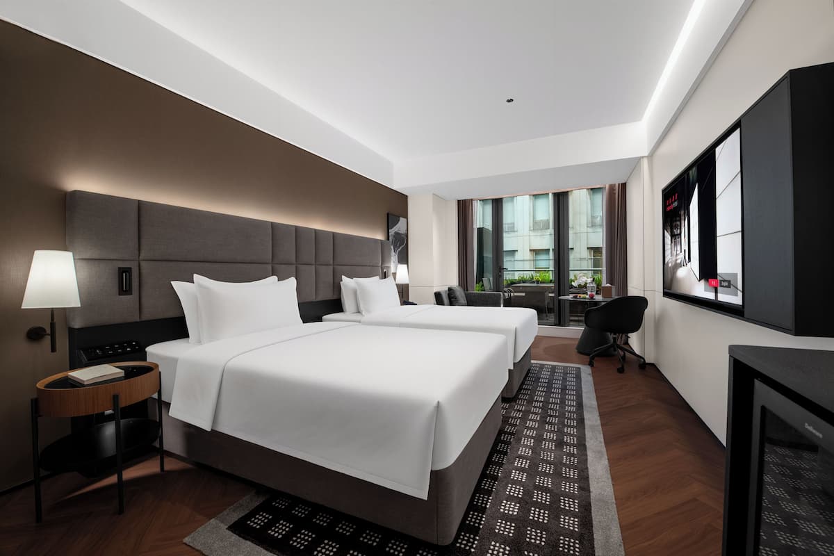 Bộ đồ giường cao cấp, chăn bông, minibar với thức uống miễn phí, bàn 