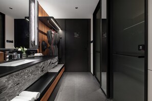 Superior Double Room | Bathroom | Hair dryer, slippers, towels, shampoo - IntercityHotel Shanghai World Expo (Shanghai)