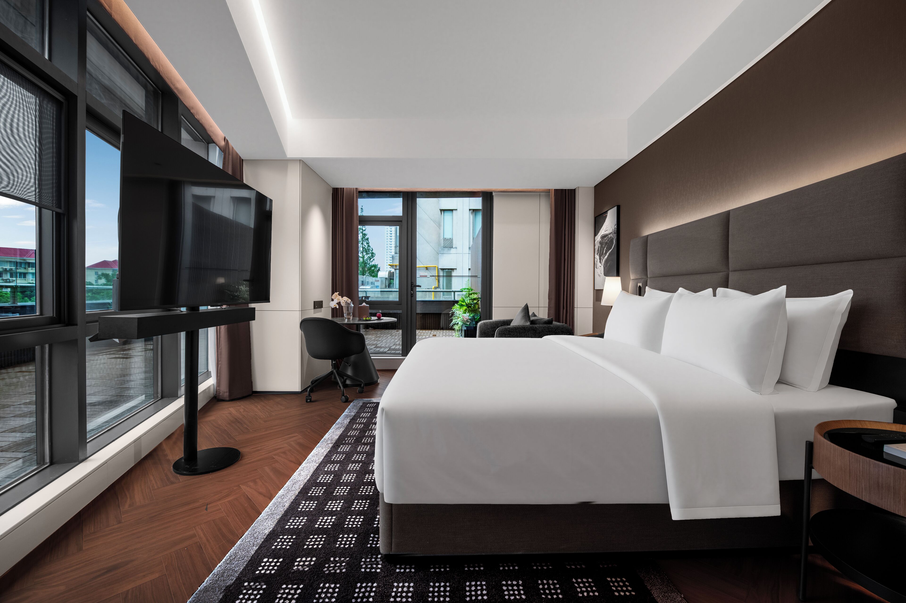 Executive Double Room, Courtyard View | Peralatan tempat tidur premium, gebar bulu kapas, meja 
