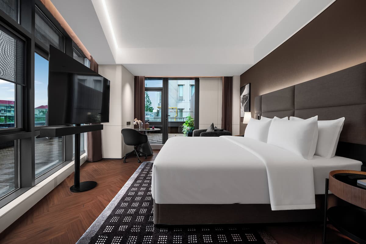 Phòng đôi Executive, quang cảnh sân vườn | Bộ đồ giường cao cấp, chăn bông, minibar với thức uống miễn phí, bàn 