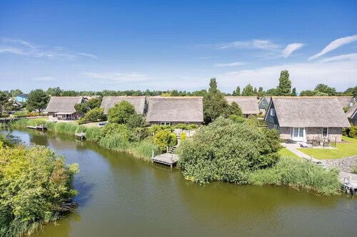 Lavish 4-person beach villa in Makkum