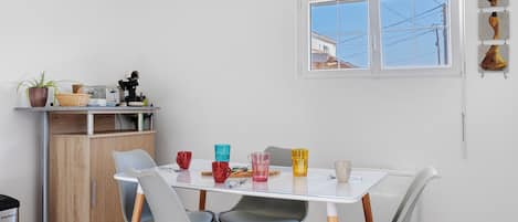 Una cocina moderna con una mesa de comedor, sillas y un ventanal con vistas.