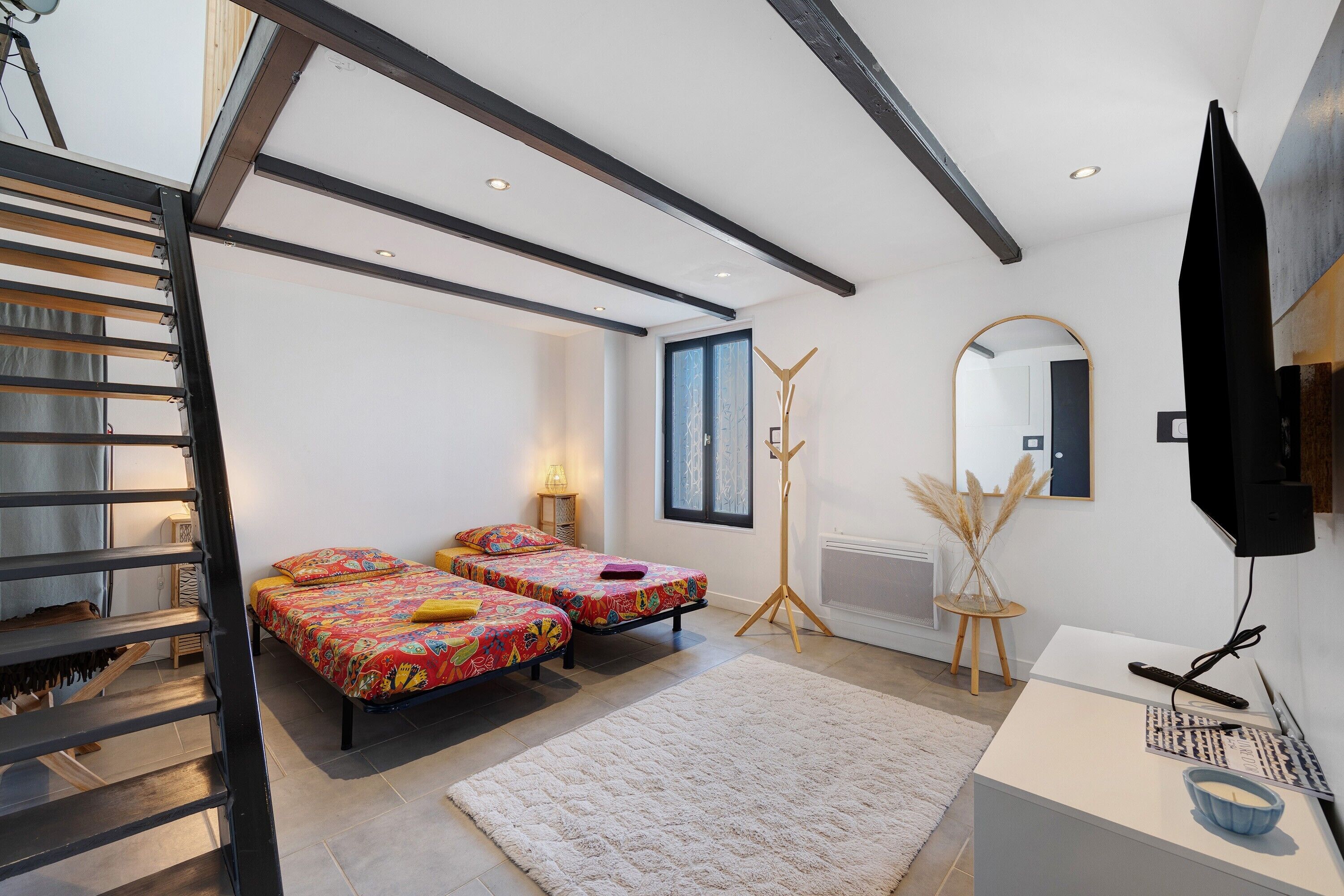 Tabla de planchar con plancha, wifi, ropa de cama