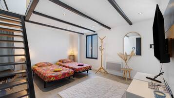 Tabla de planchar con plancha, wifi, ropa de cama