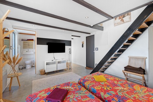 Charming Apartment for 4 with Shared Terrace and Garden
