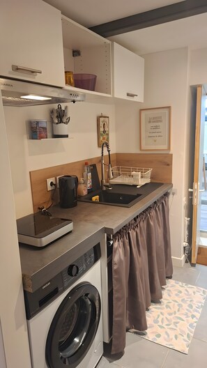 Private kitchen - T2bis Apartment for 4 with Shared Terrace and Garden (Saint-Jean-de-Liversay)