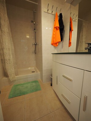 Bathroom - Vrbo Property (Merville-Franceville-Plage)