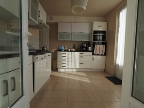 Kühlschrank, Mikrowelle, Ofen, Herdplatte