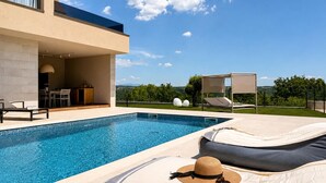 A heated pool - Awesome home in Kringa (Kringa)