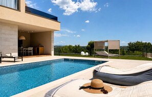 A heated pool - Awesome home in Kringa (Kringa)