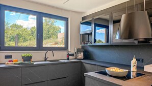 Coffee/tea maker, fridge, microwave, oven - Awesome home in Kringa (Kringa)