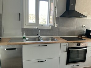 Wasserkocher mit Kaffee-/Teezubehör, Kühlschrank, Ofen, Herdplatte