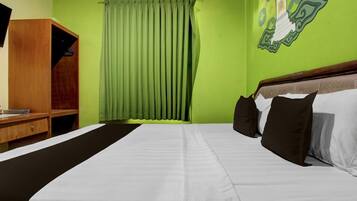Escritorio, wifi gratis y ropa de cama