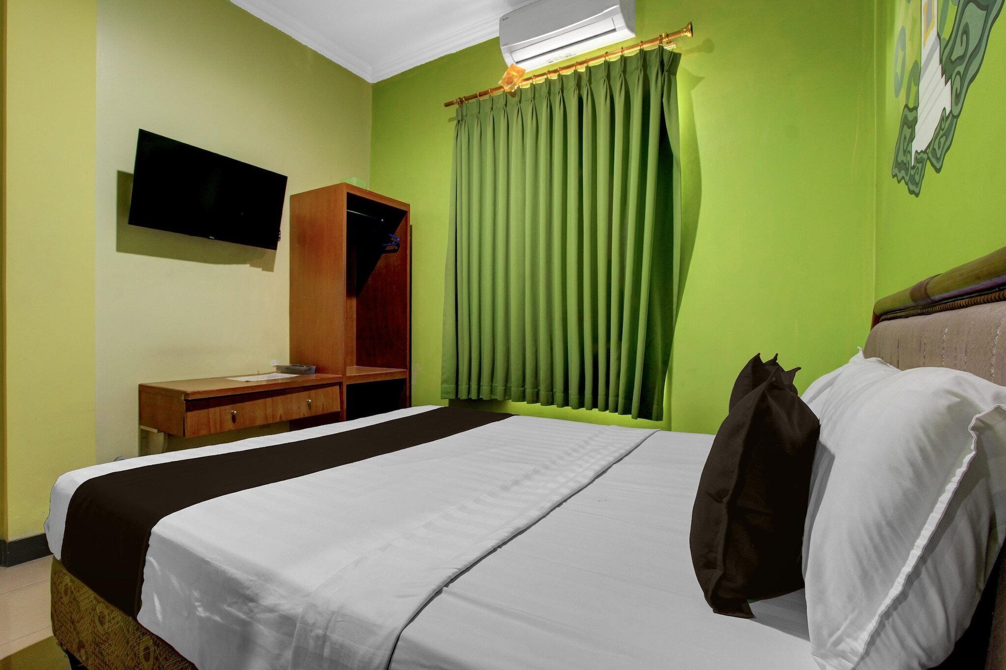 Desk, free WiFi, bed sheets