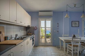 Wasserkocher mit Kaffee-/Teezubehör, Kühlschrank, Ofen, Herdplatte