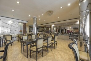 Dining - Cozy Stay Steps from Losari Beach (Makassar)