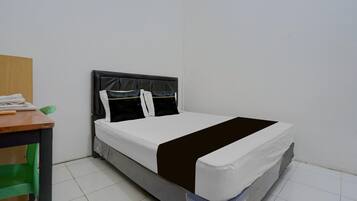 Escritorio, wifi gratis y ropa de cama