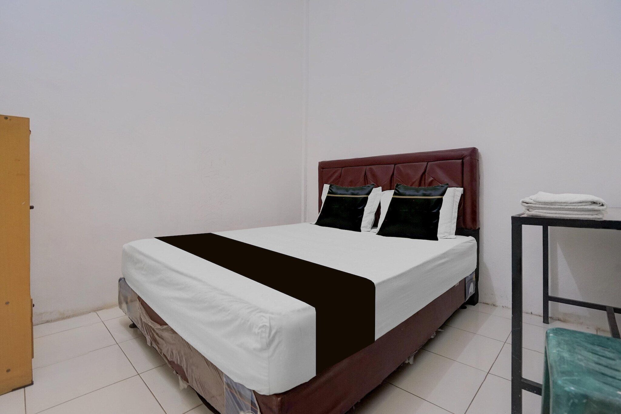 Escritorio, wifi gratis y ropa de cama 