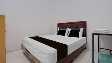 Escritorio, wifi gratis y ropa de cama