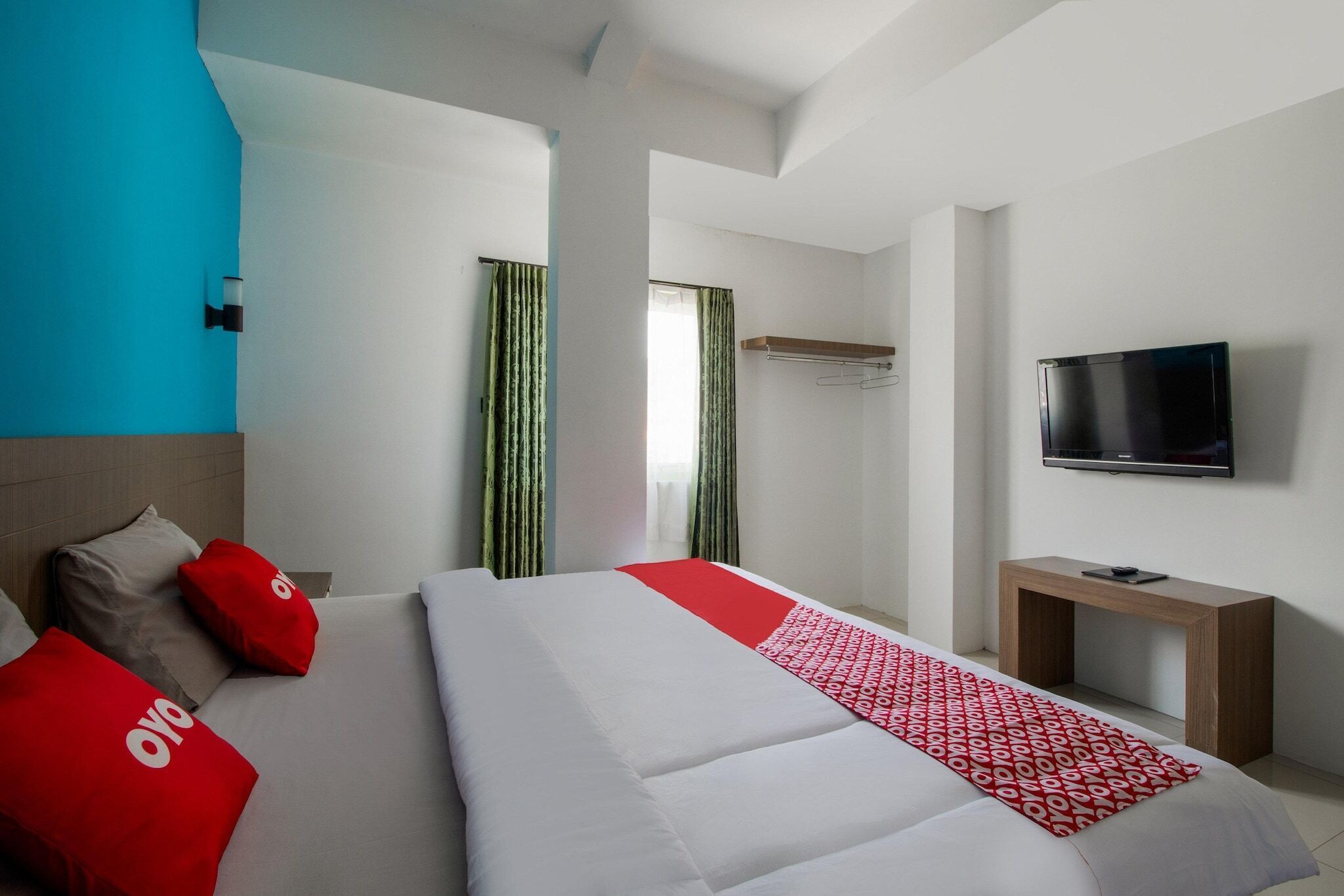 Desk, free WiFi, bed sheets