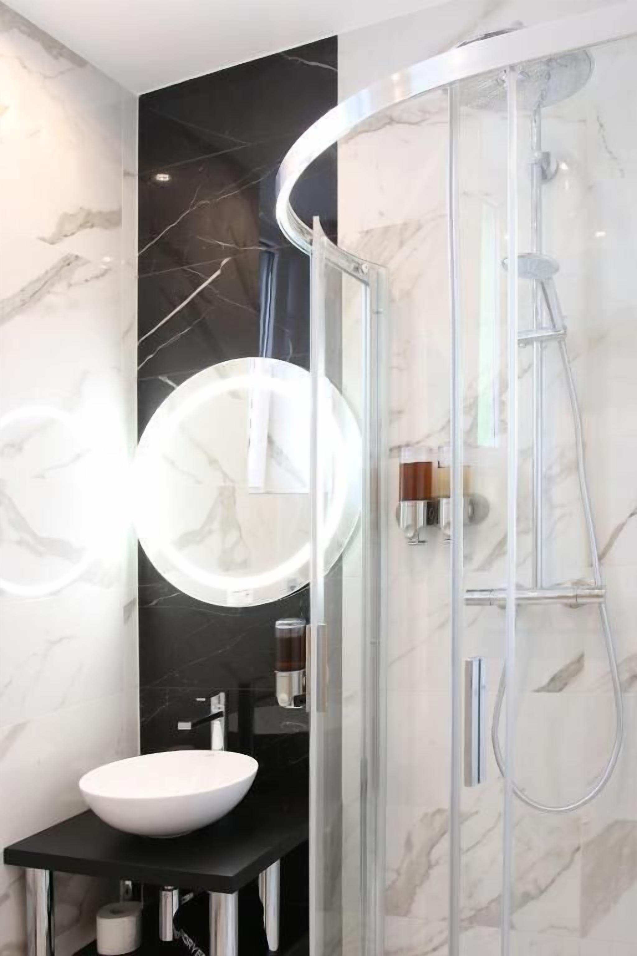 Deluxe Double or Twin Room, City View | Bathroom | Slippers