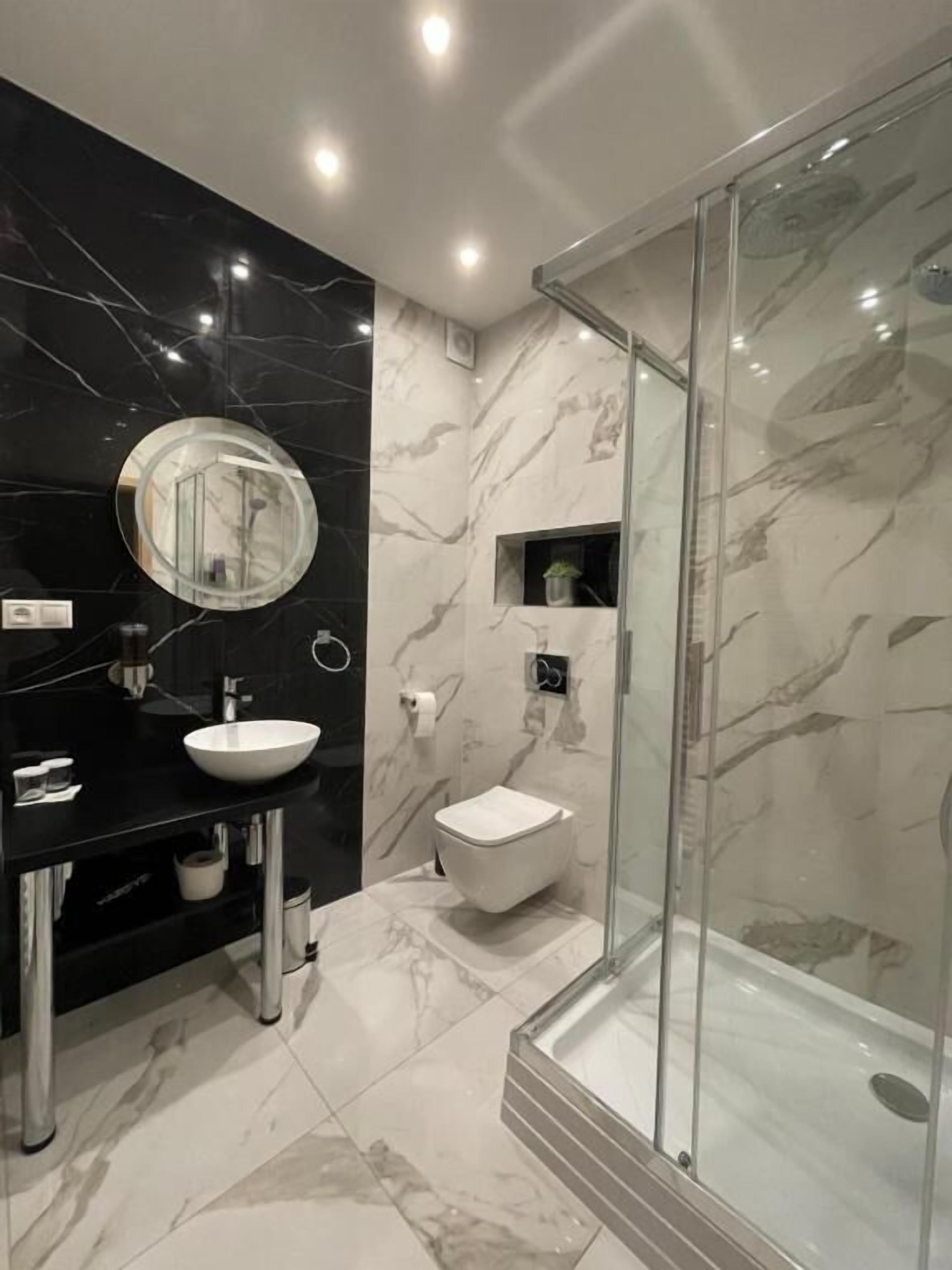 Superior Suite, City View | Bathroom | Slippers