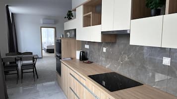 Apartment, City View | Private kitchen