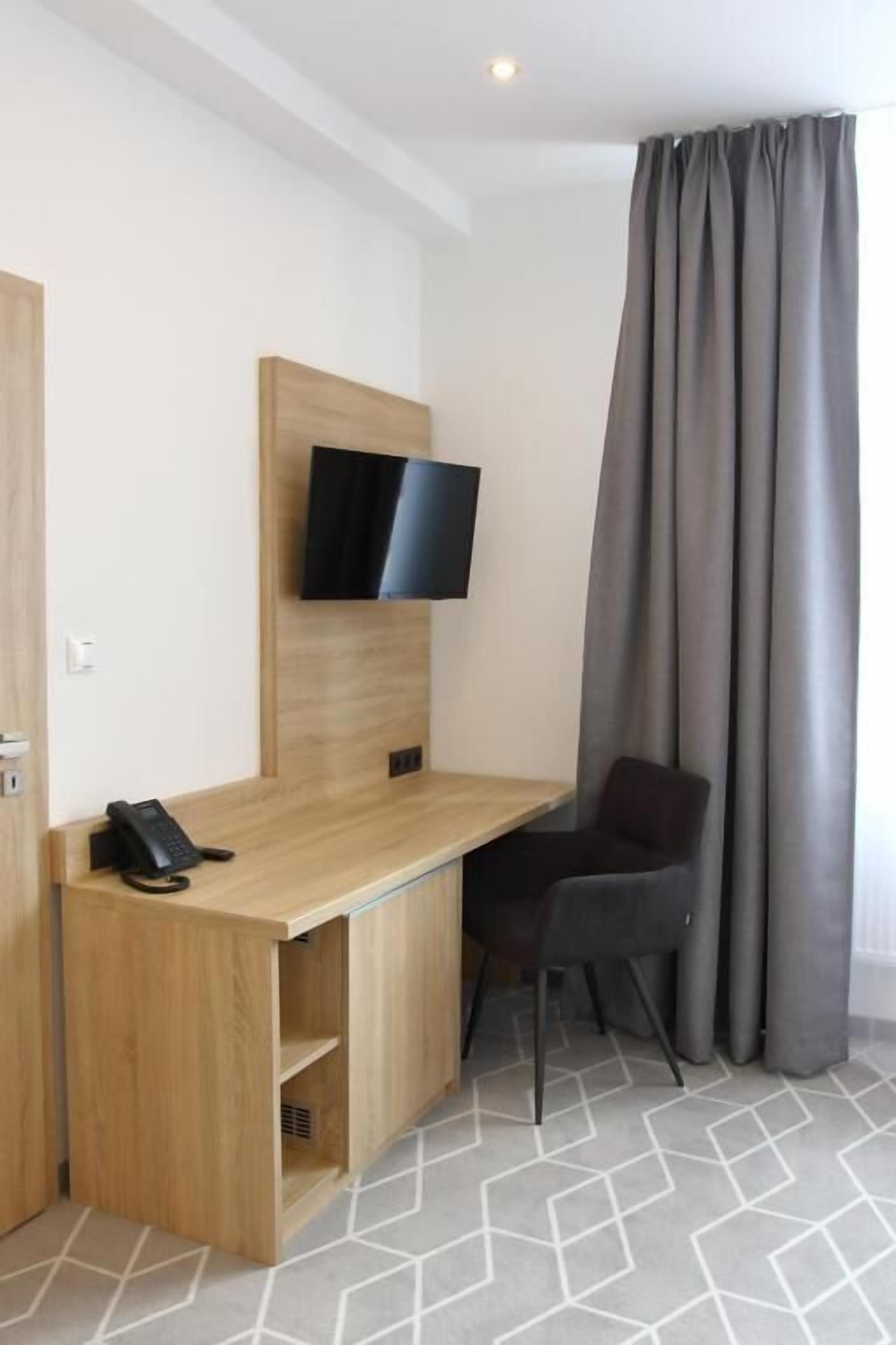 Deluxe Double or Twin Room, City View | Interior