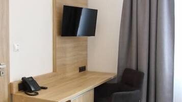 Deluxe Double or Twin Room, City View | Interior