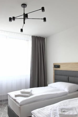Habitación Deluxe con 1 cama doble o 2 individuales, vistas a la ciudad | Caja fuerte, sistema de insonorización, wifi gratis