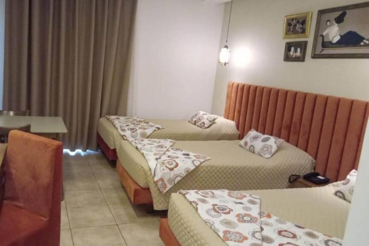 Cofres nos quartos, escrivaninha, Wi-Fi de cortesia