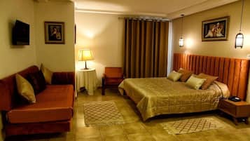In-room safe, desk, free WiFi