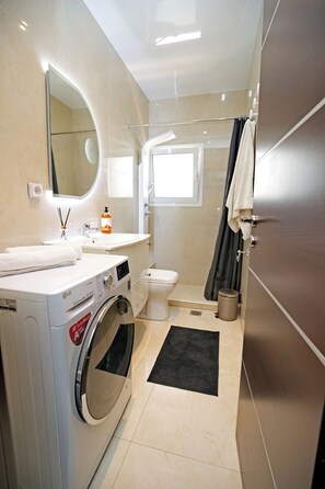 Shower, towels, soap, shampoo - Luxury Romantic Seaside Apartment in Varkiza (Vari)