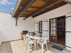 Outdoor dining - 50m to beach, stay for 5 with garden & bbq (Rivedoux-Plage)