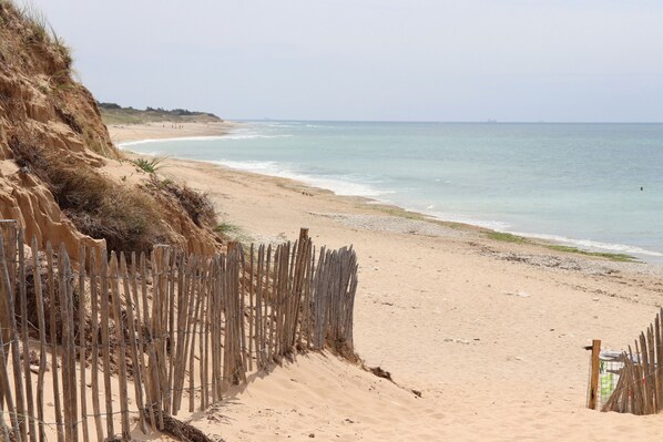 Beach - 50m to beach, stay for 5 with garden & bbq (Rivedoux-Plage)
