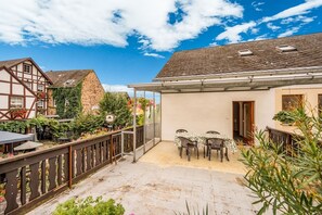 Outdoor dining - Alluring Holiday Home in Ernst with Balcony (Ernst)