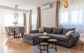 Smart TV, fireplace - Gorgeous home in Sinj with private swimming pool, can be inside or outside (Sinj)