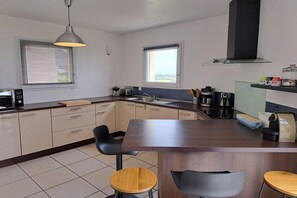 Wasserkocher mit Kaffee-/Teezubehör, Kühlschrank, Mikrowelle, Ofen