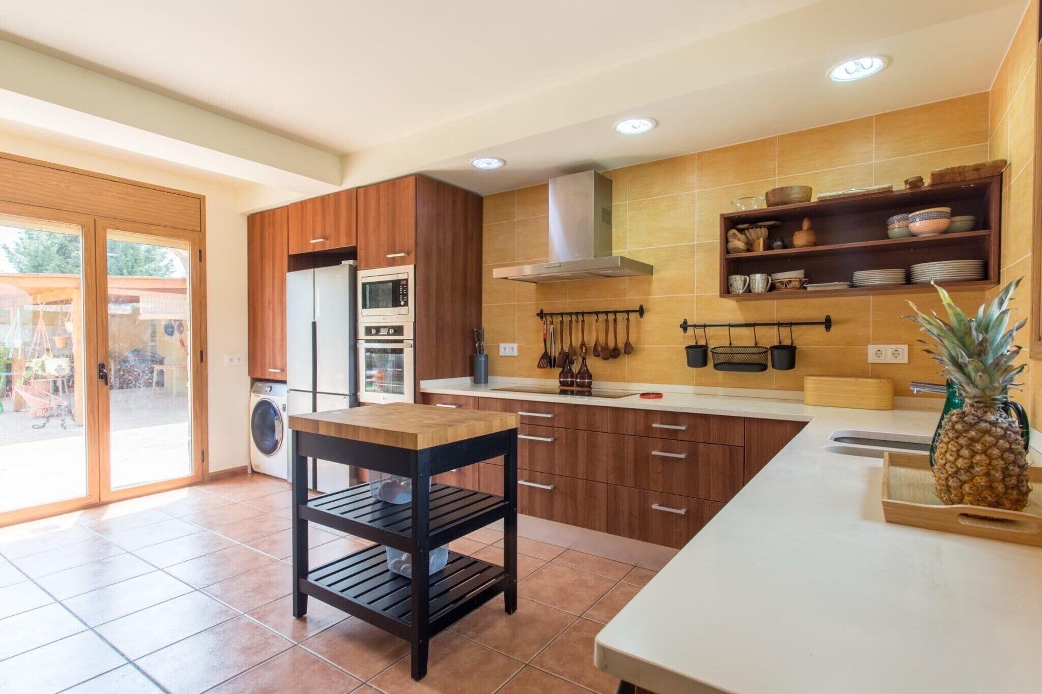 Cafetière/bouilloire, réfrigérateur, plaque de cuisson, tables à manger