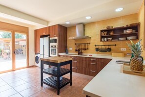 Wasserkocher mit Kaffee-/Teezubehör, Kühlschrank, Herdplatte, Esstisch