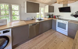 Wasserkocher mit Kaffee-/Teezubehör, Kühlschrank, Mikrowelle, Herdplatte