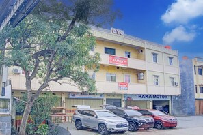 Un edificio con un letrero que dice 'RAKA MOTOR' y un letrero que indica 'PENGINAPAN FAMILY'.