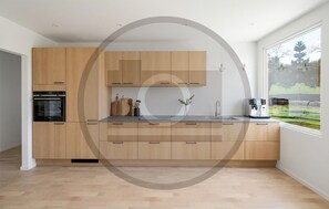 Wasserkocher mit Kaffee-/Teezubehör, Kühlschrank, Mikrowelle, Herdplatte