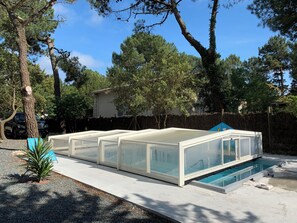 Outdoor spa tub - Vrbo Property (Les Mathes)